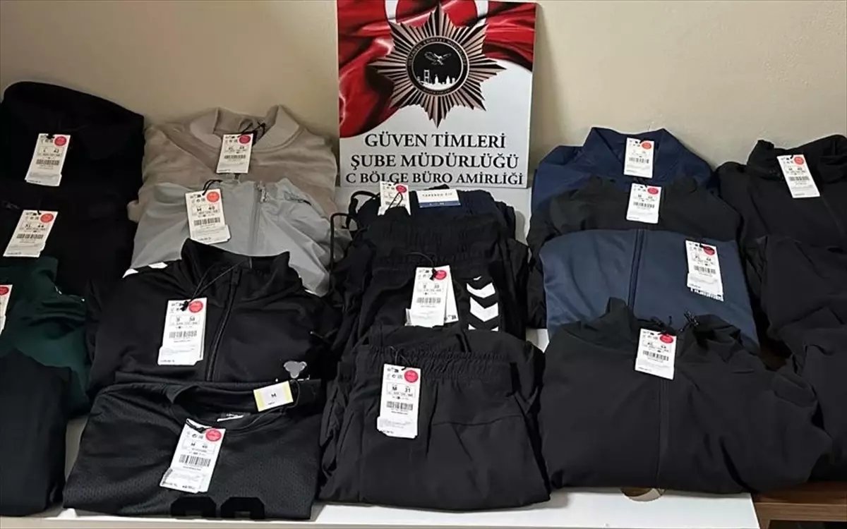 İstanbul'da AVM'lerden 1 Milyon Liralık Giysi Çalan 4 Şüpheli Tutuklandı