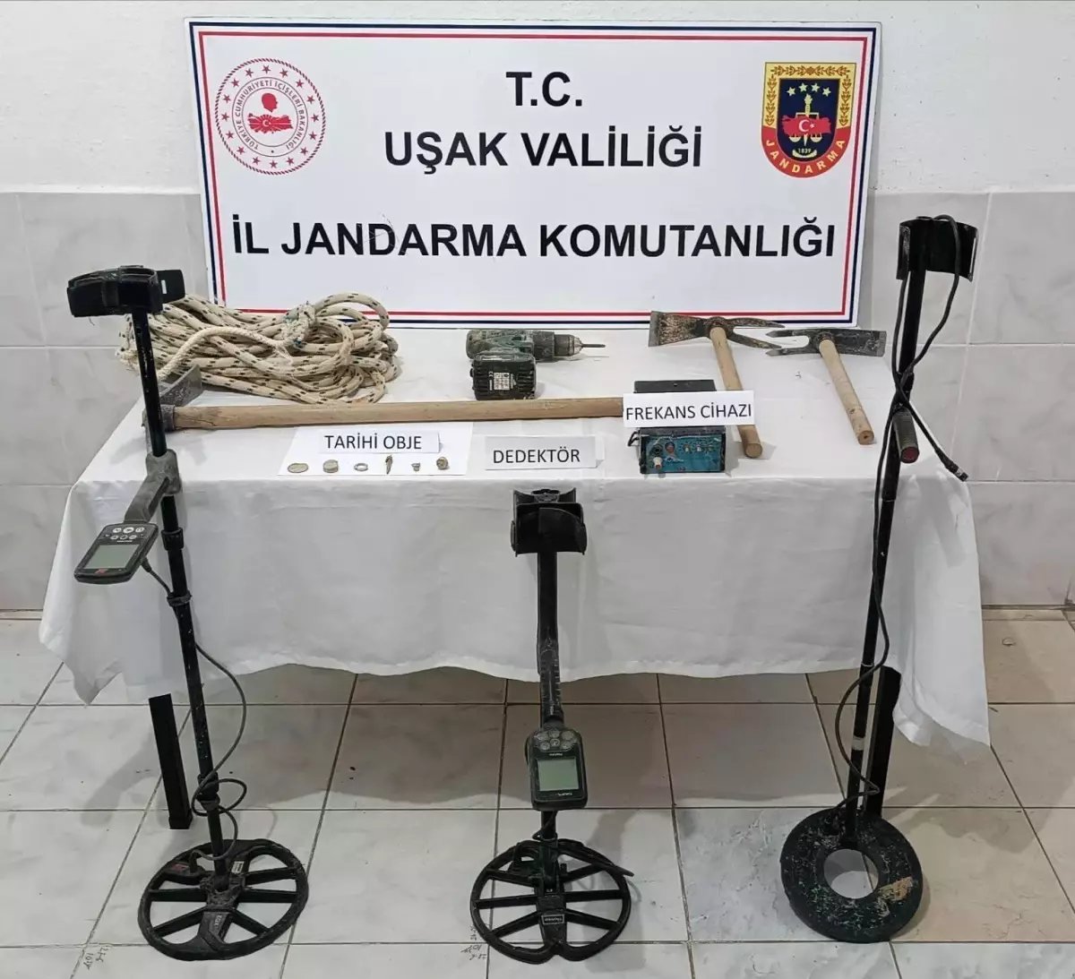 Uşak'ta İzinsiz Kazı Yapan Üç Şüpheli Suçüstü Yakalandı