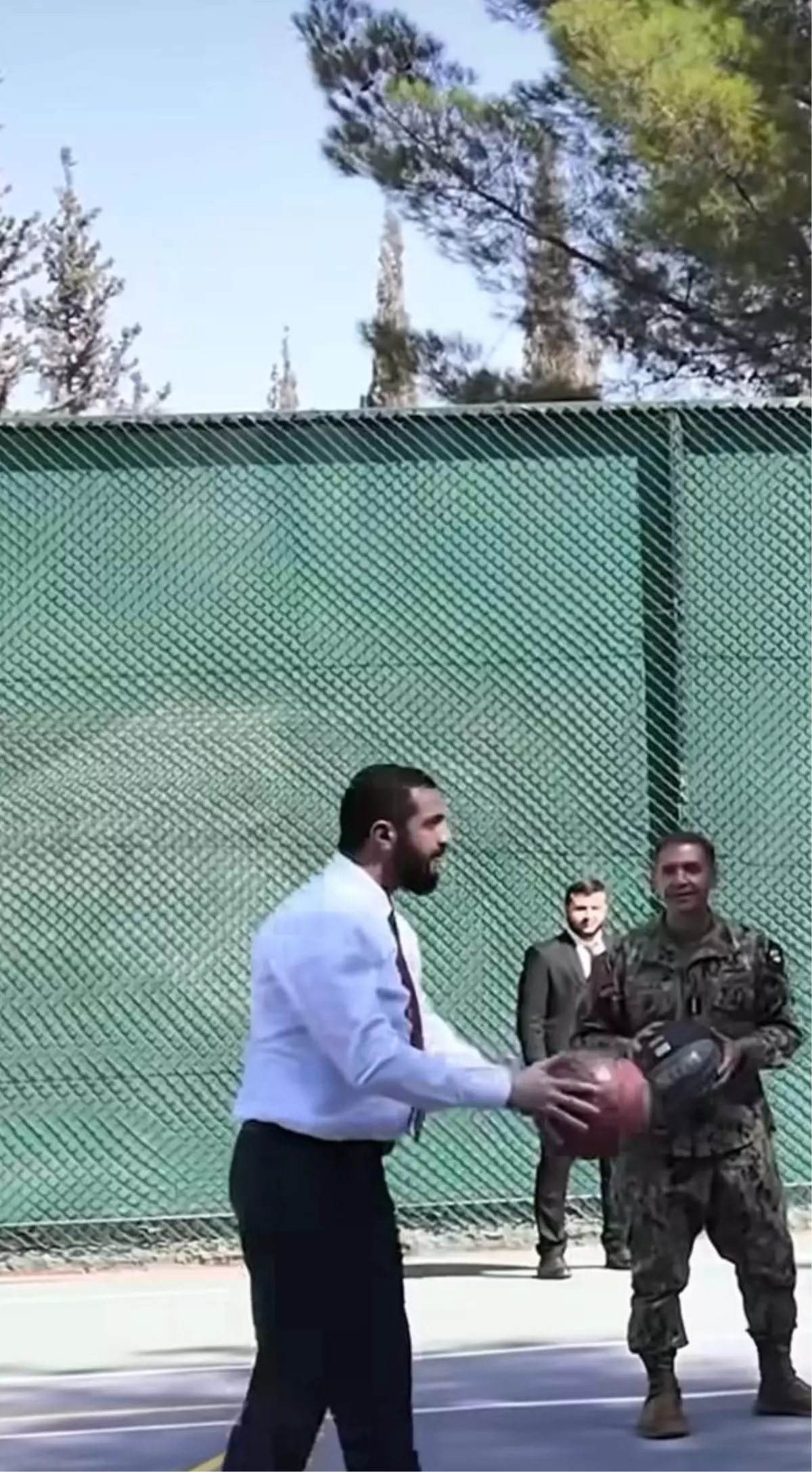 Suriye Cumhurbaşkanı Ahmed Şara, ABD'li Generallerle Basketbol Oynadı