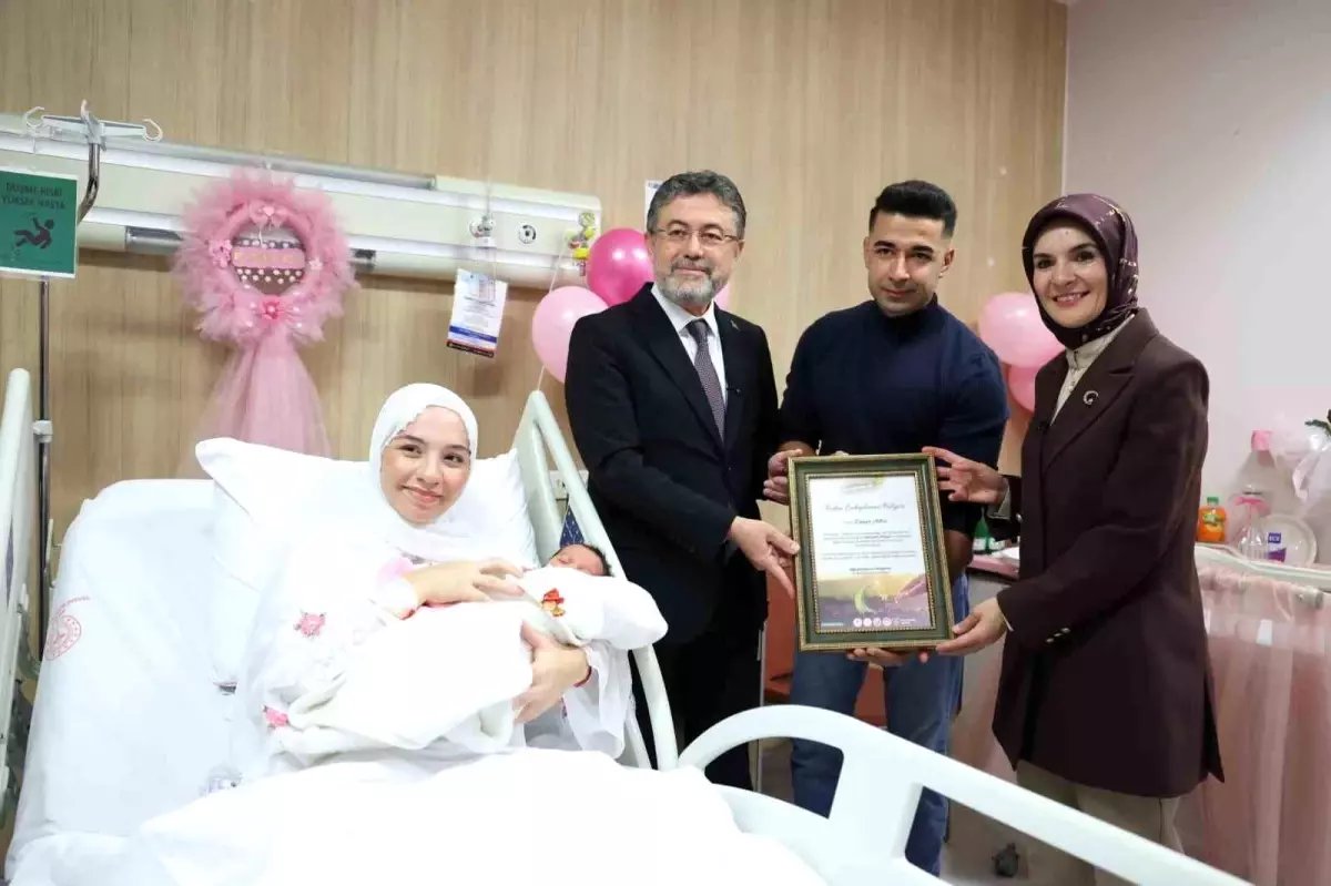 Bakanlar Göktaş ve Yumaklı'dan "Her Aile 1 Fidan Sevdamız Yeşil Vatan" kampanyası kapsamında yeni doğan bebeklere ziyaret