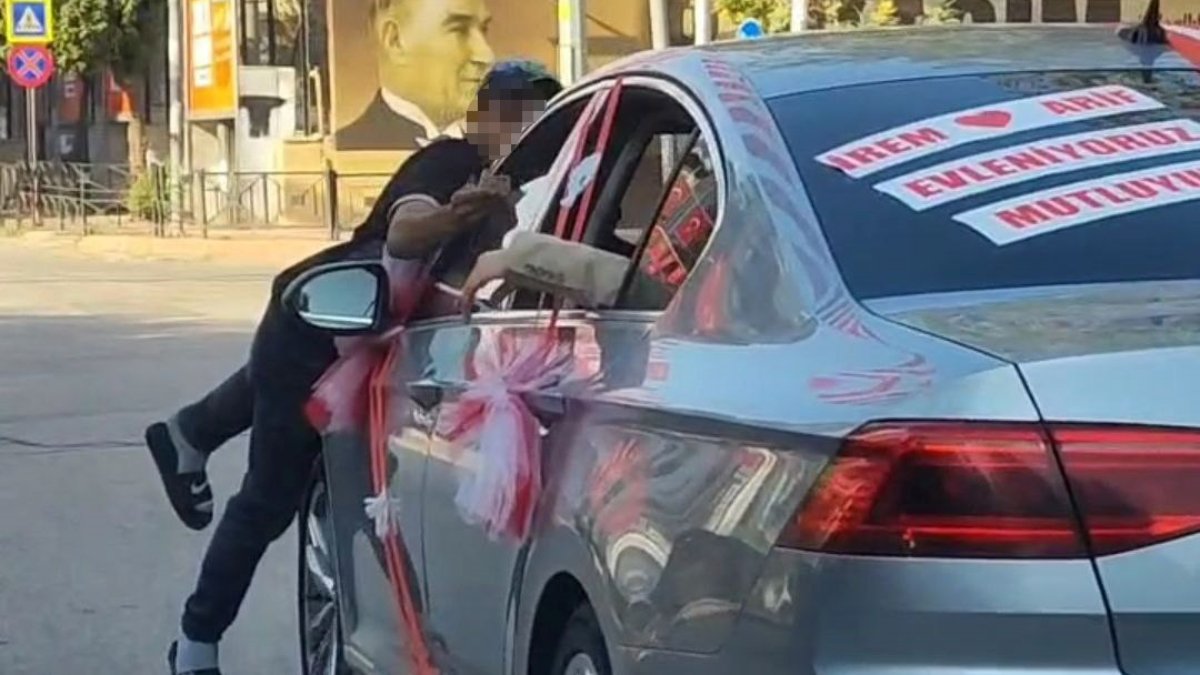 Adana'da gelin arabasının önünü kesti: Aldığı 50 TL'yi beğenmedi