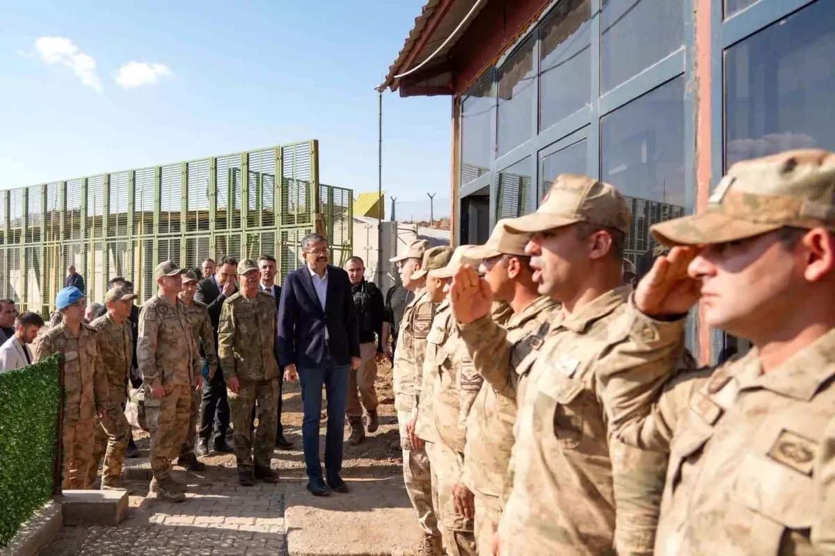 Hakkari Valisi ve 2. Ordu Komutanı Sınırdaki Üs Bölgelerini Ziyaret Etti