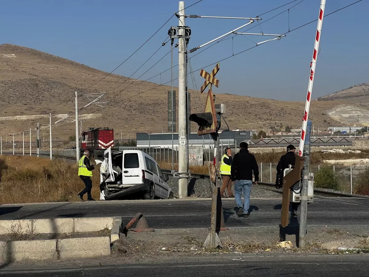 Kayseri'de Lokomotifin Hafif Ticari Araca Çarpması Sonucu 2 Yaralı