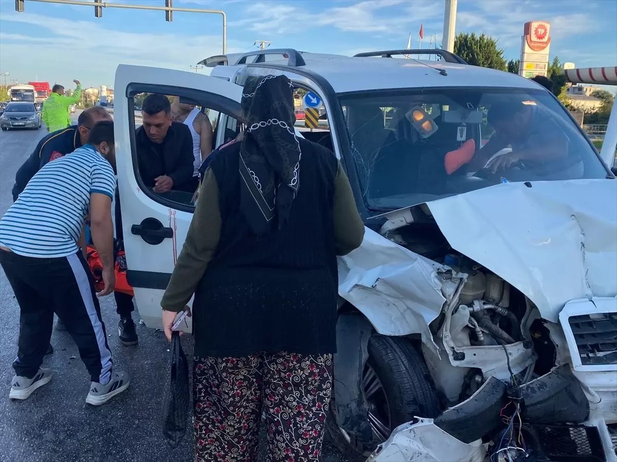 Antalya'da Otomobil ile Hafif Ticari Araç Çarpıştı: 4 Yaralı