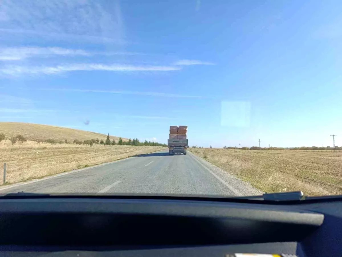 Afyonkarahisar'da Tır Sürücüsünden Güvenlik Açığı: Tuğlalar Yola Düştü