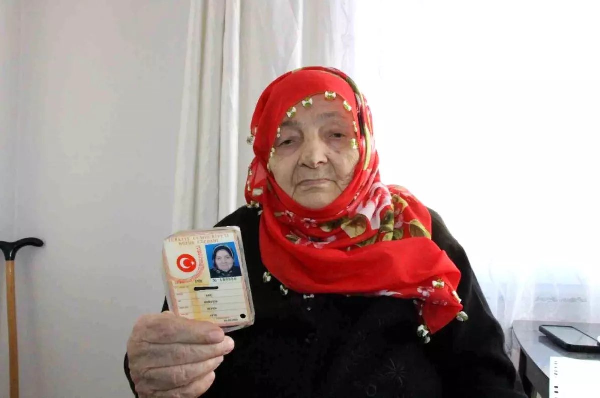 102 Yaşındaki Meryem Nine, Evde Kimlik Yenileme Hizmetiyle Yeni Kimliğine Kavuştu