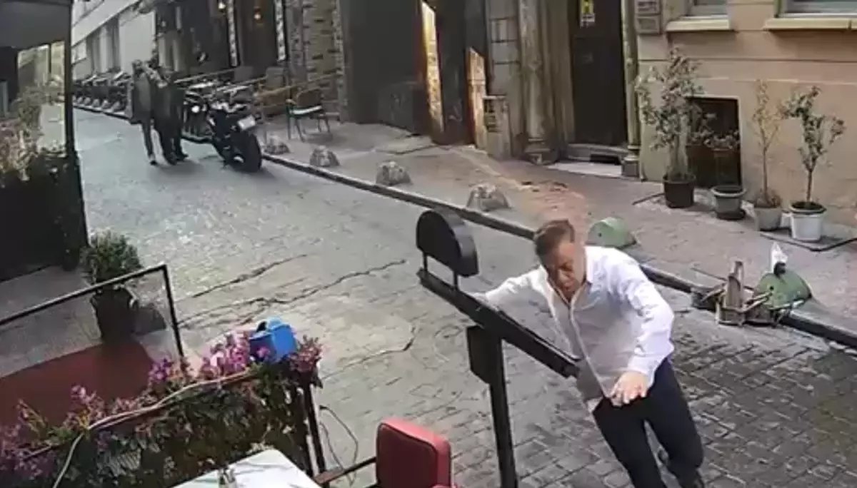 İstiklal Caddesi'nde silahlı saldırı güvenlik kamerasında; sokaktakilere kurşun yağdırdı