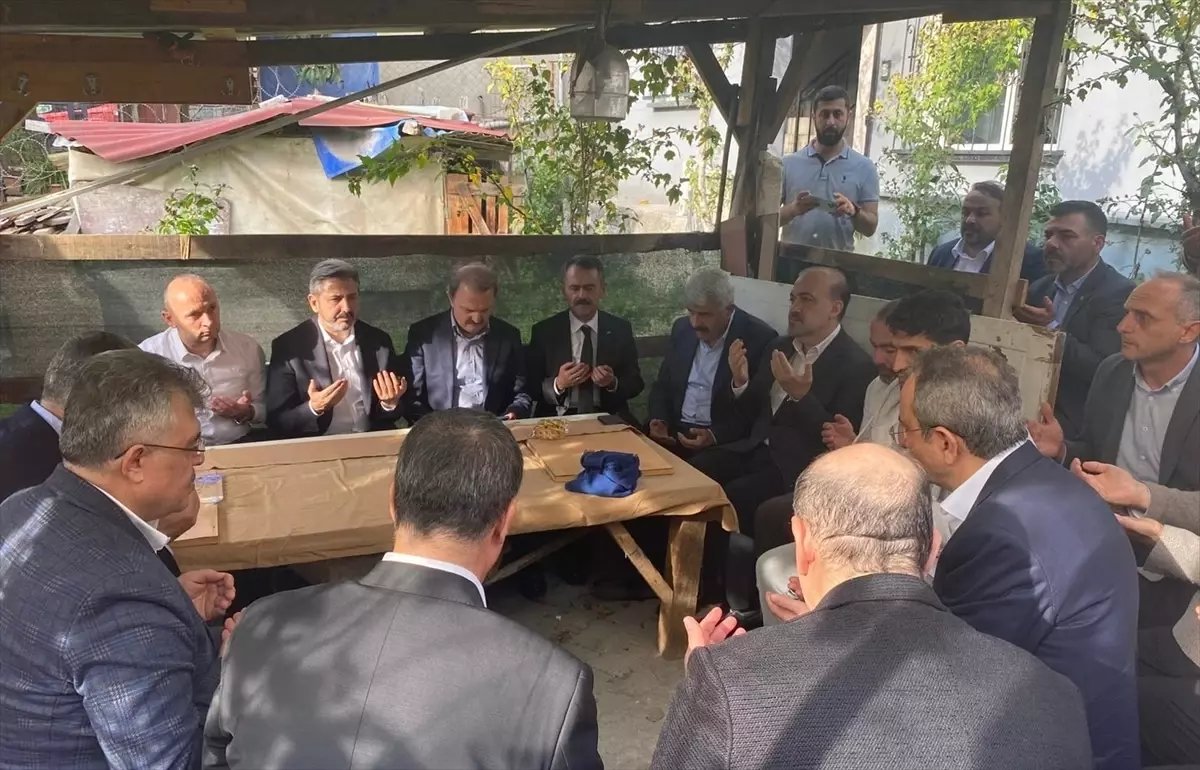 Kocaeli Valisi, Yangında Hayatını Kaybeden İşçilerin Ailelerini Ziyaret Etti