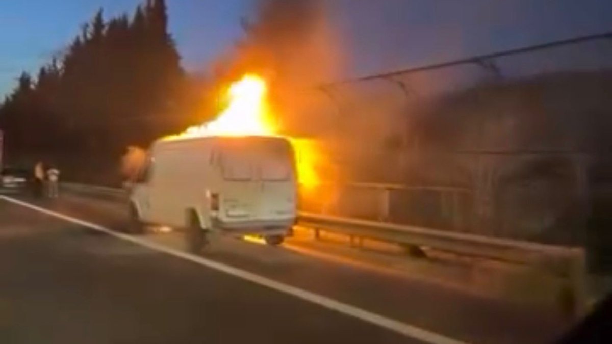 İstanbul'da seyir halindeki minibüs alev aldı