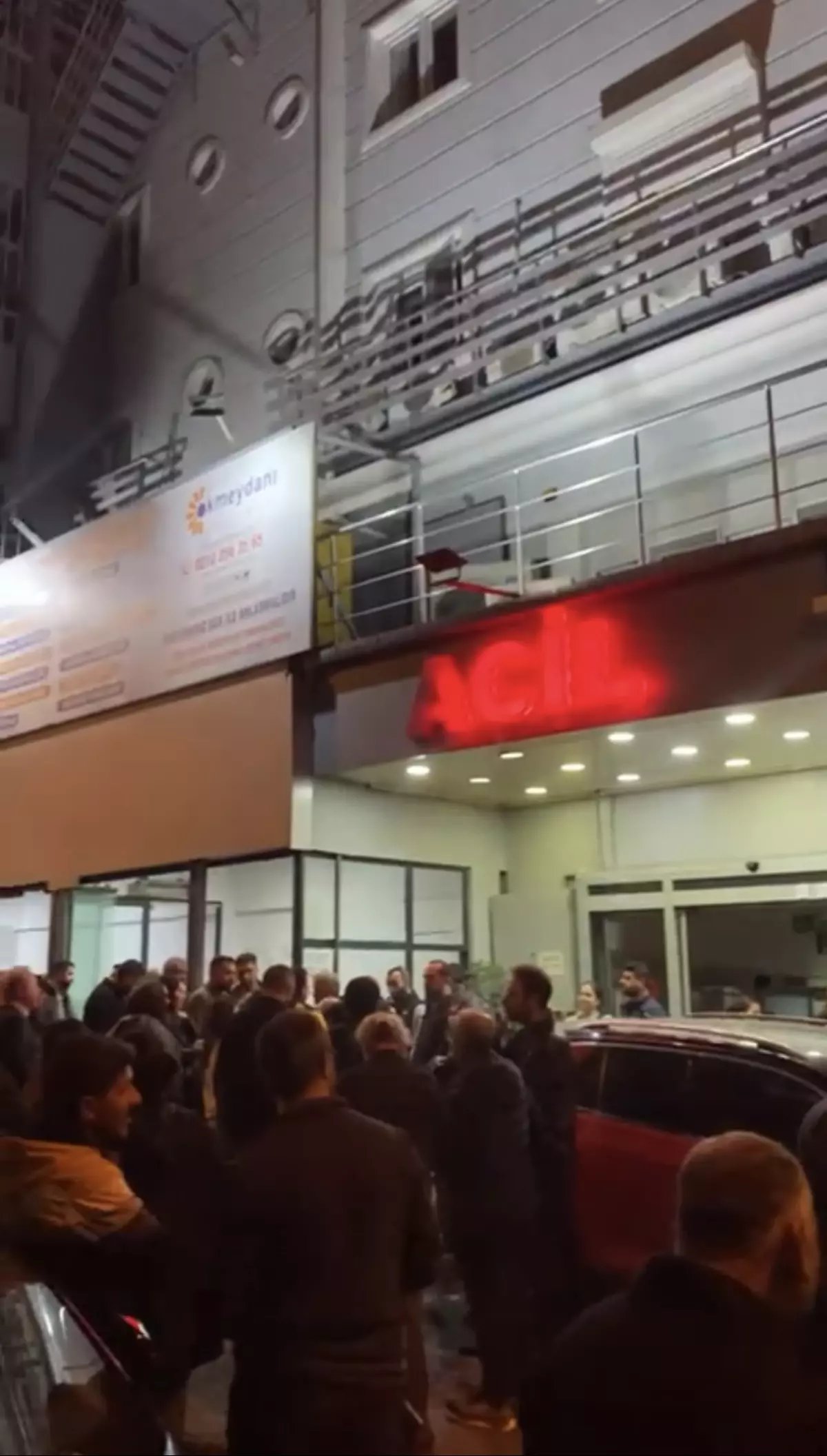 Beyoğlu'nda Özel Hastane Çalışanlarından Maaş ve Kapatma Tepkisi