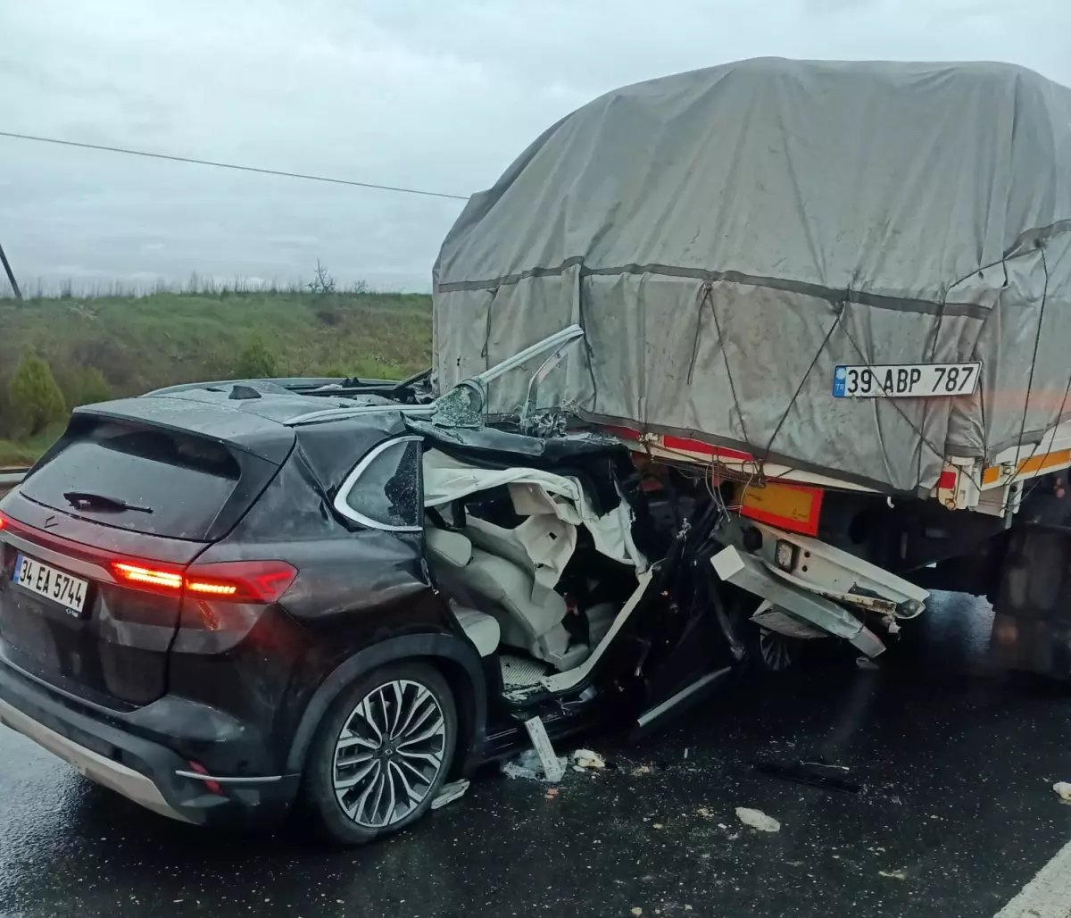 Edirne'de otomobilin TIR'a çarpması sonucu 3 kişi yaralandı
