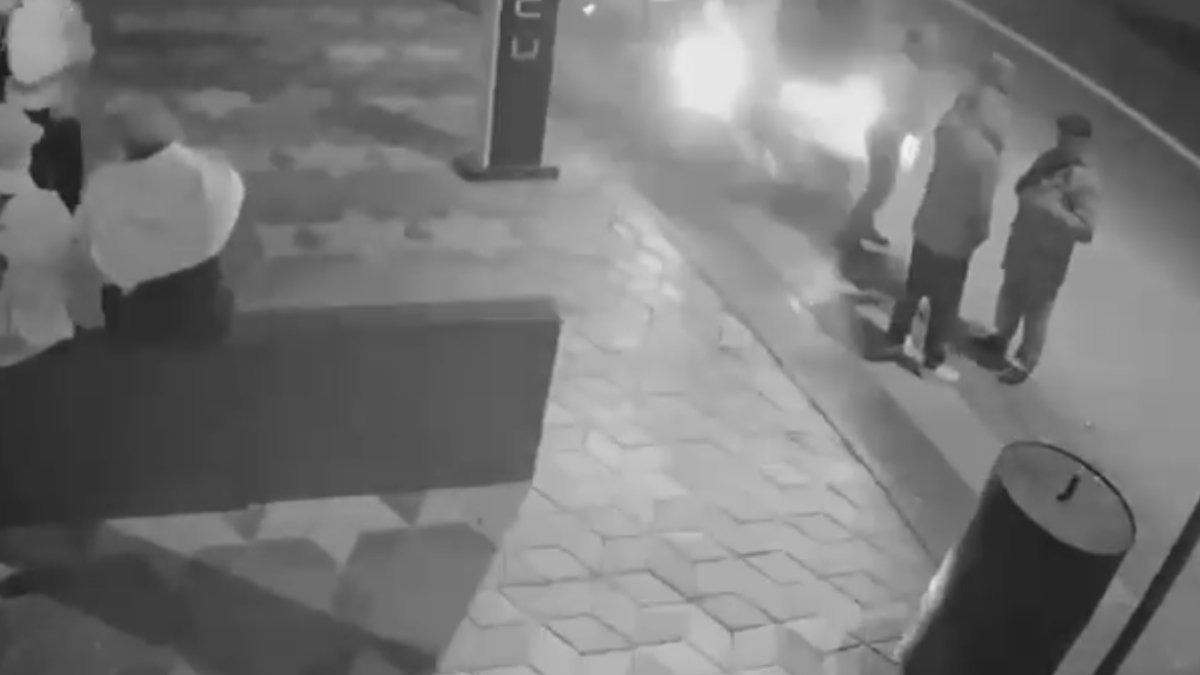 Ankara'da otomobil durakta bekleyenlerin arasına daldı