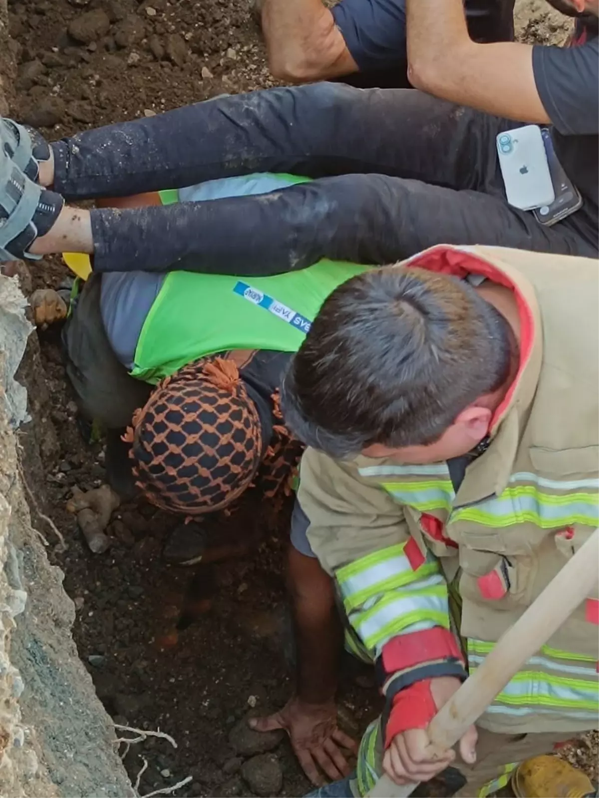 Antakya'da İnşaatta Toprak Kayması: Bir İşçi Kurtarıldı