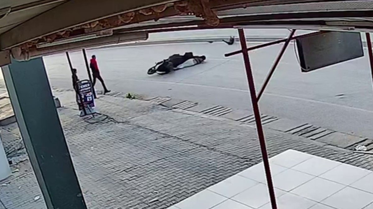 Hatay'da başıboş sokak köpeğine çarpan motorcu metrelerce sürüklendi