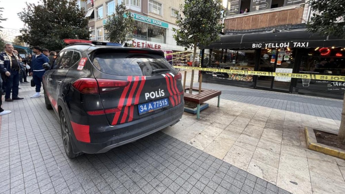 İstanbul Küçükçekmece'de kafede silahlı saldırıda kan aktı