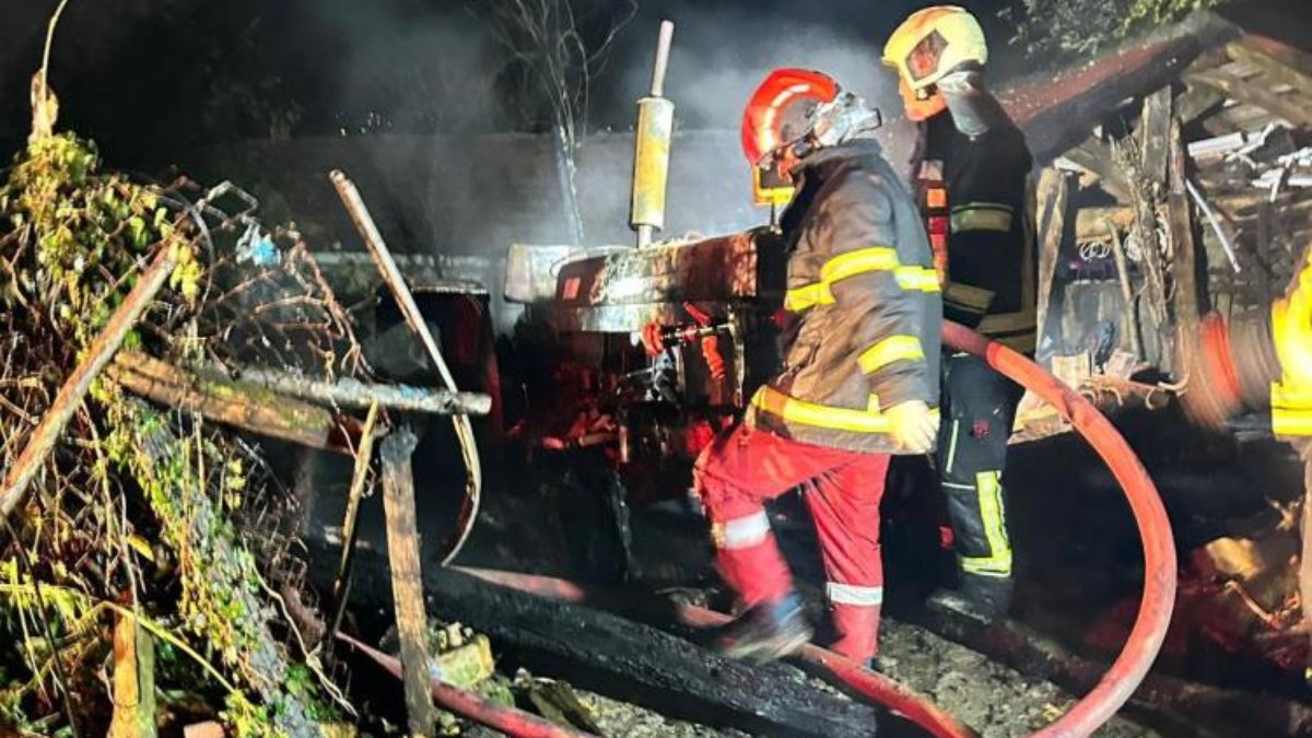 Bartın'da yıldırım düşen bölgedeki 2 araç yandı