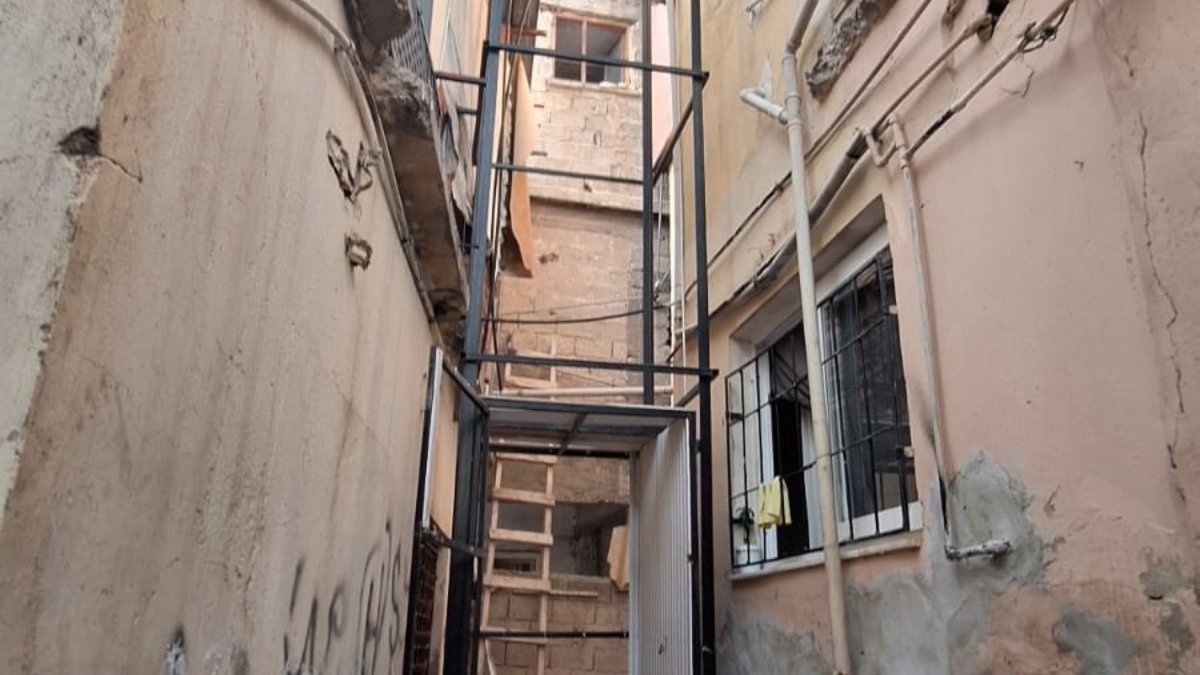 Mersin'de bina dışına kurulan yük asansöründen düşen yaşlı kadın hayatını kaybetti