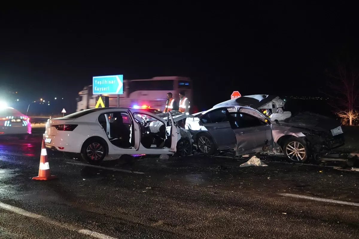 Niğde'de iki otomobil çarpıştı: 3 ölü, 6 yaralı