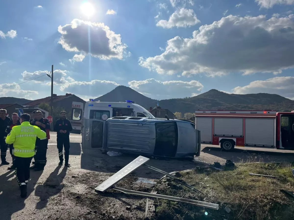 Tavşanlı'da Hafif Ticari Araç Takla Attı, 7 Kişi Yaralandı