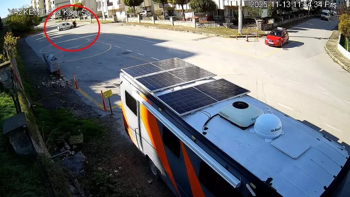 Mudanya'da Ehliyetsiz Sürücü Motosikletliye Çarptı, Kurye Yaralandı