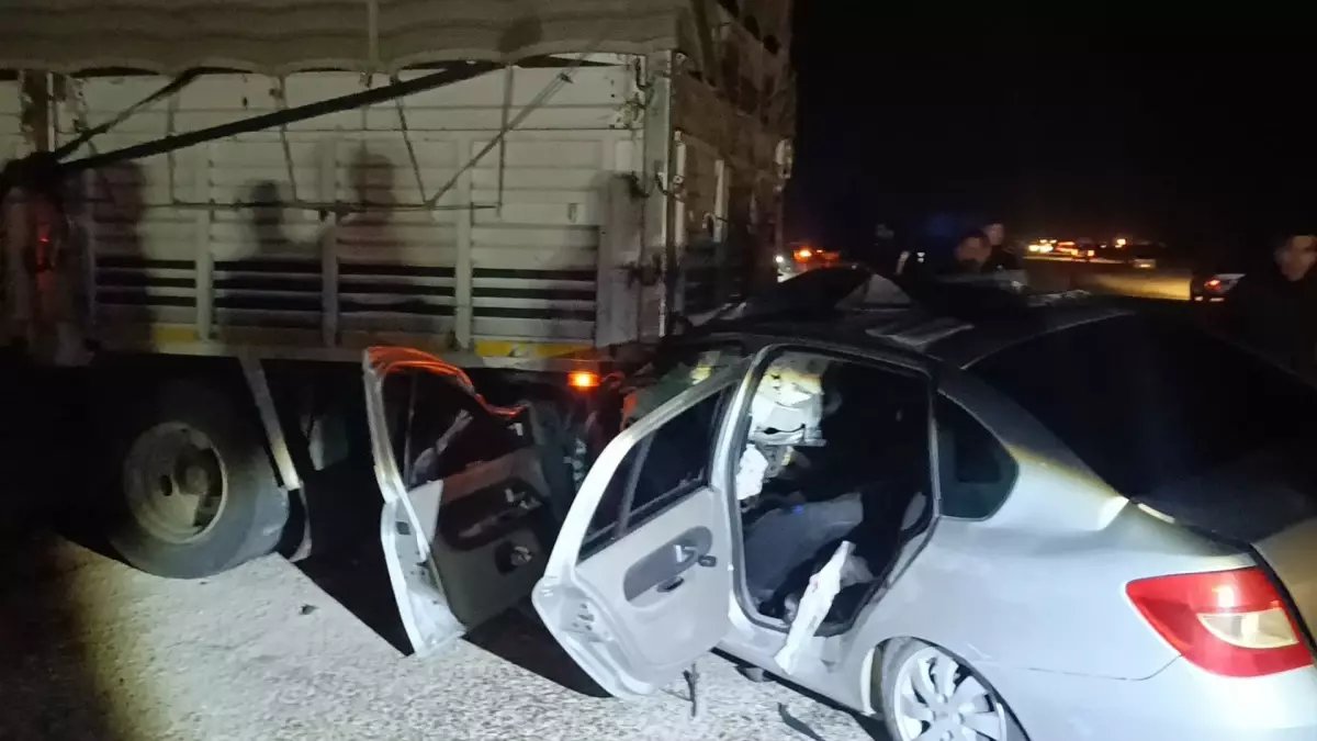 Adana'da Otomobilin Kamyona Çarpması Sonucu 2 Yaralı