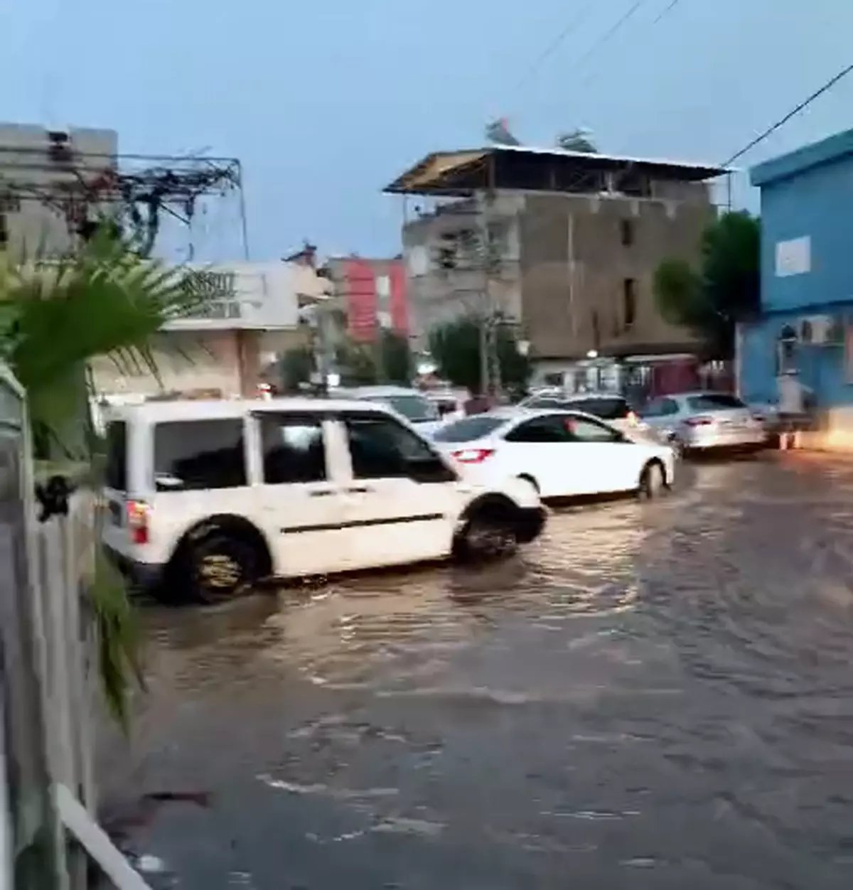 Adana'da Kısa Süreli Sağanak Yağış Zorluklar Yarattı
