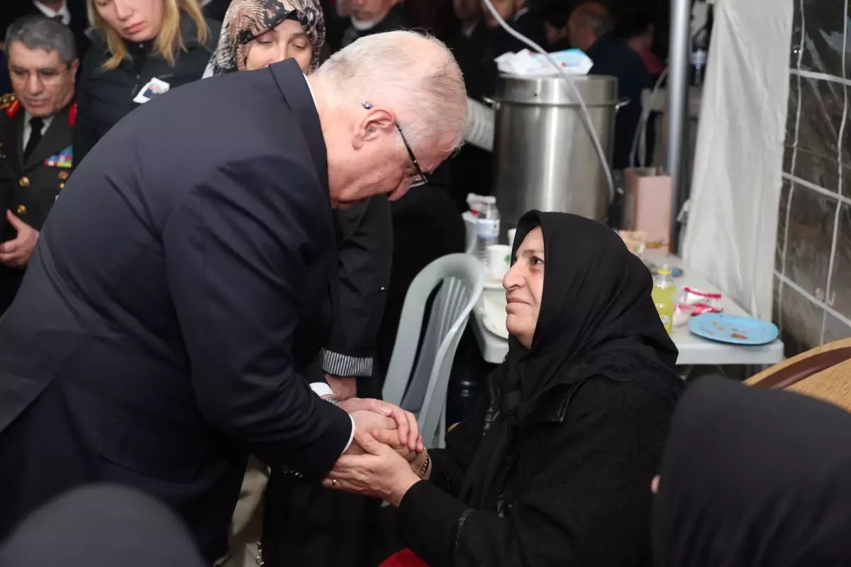 Bakan Güler, Şehit Pilot Cüneyt Kandemir'in evine taziye ziyareti yaptı (2)