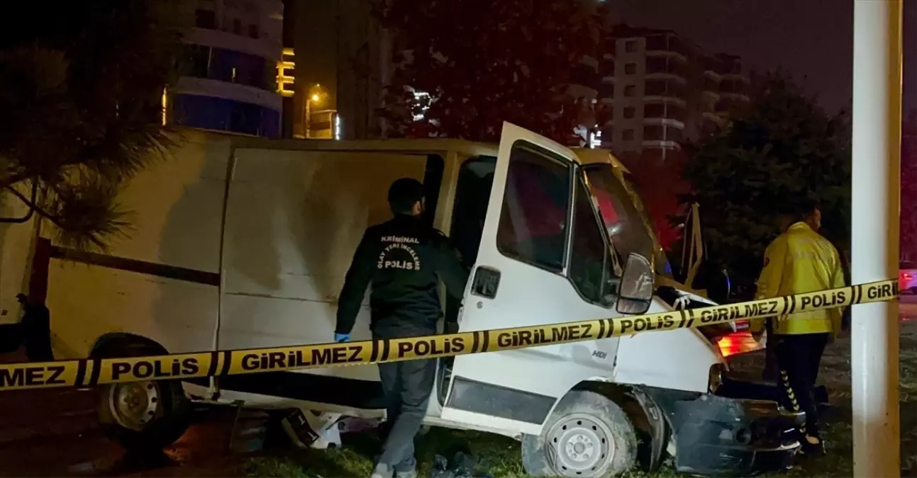 Malatya'da Minibüs Trambüs Direğine Çarptı: Sürücü Hayatını Kaybetti