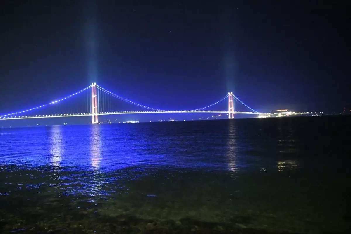 Dünya Diyabet Günü'nde 1915 Çanakkale Köprüsü Mavi Işıklarla Aydınlatıldı
