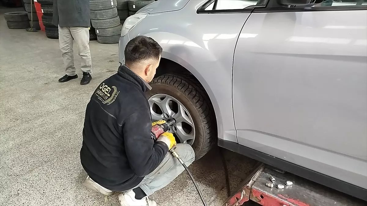Kars'ta Kış Lastiği Zorunluluğu Nedeniyle Lastikçilerde Yoğunluk