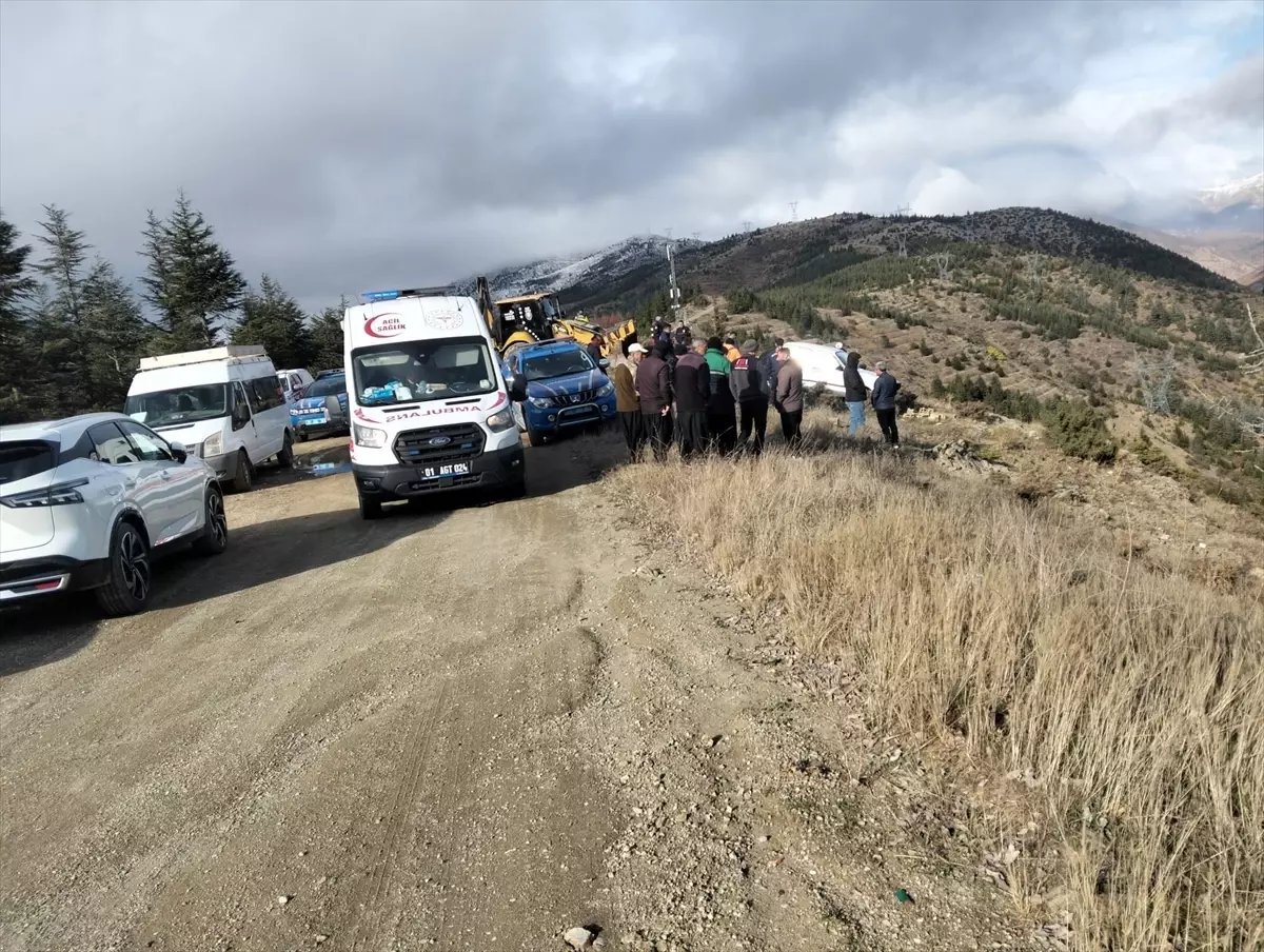 Adana'da Şarampole Yuvarlanan Araçta Sürücü Hayatını Kaybetti