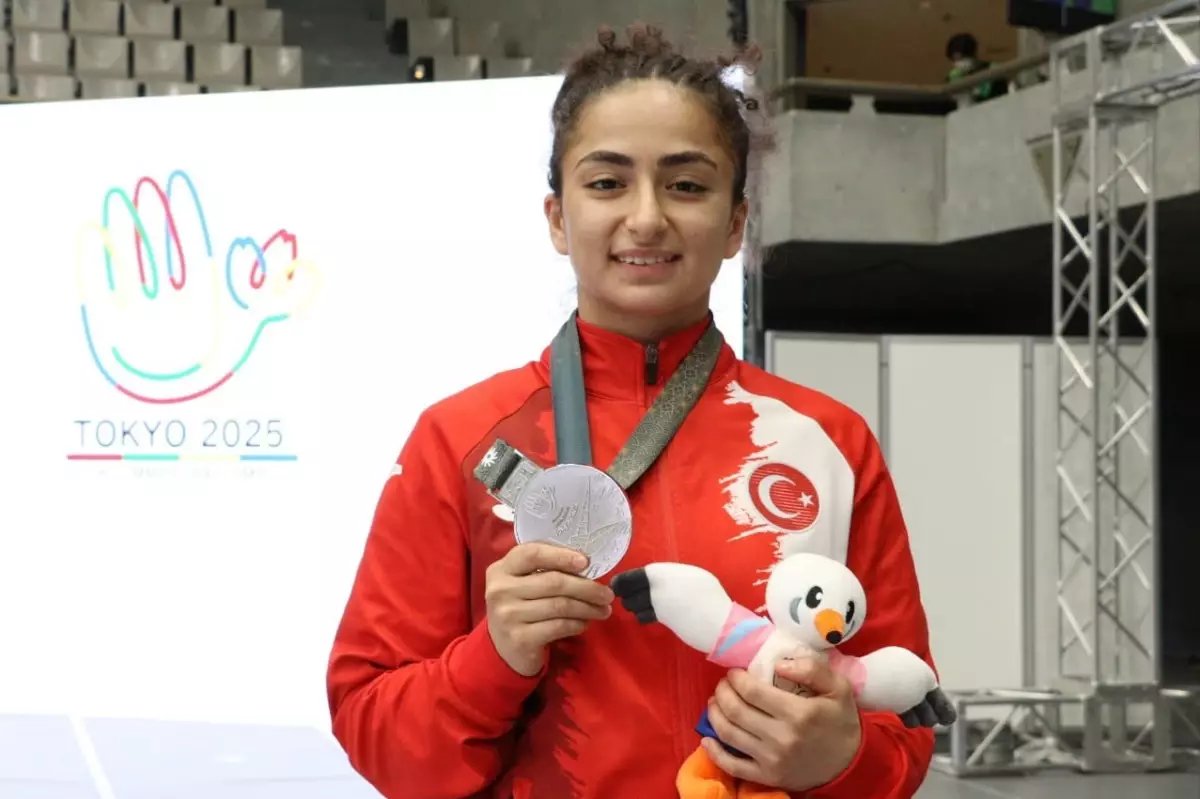 2025 Deaflympics'te Türkiye'nin İlk Madalyası: Buse Tıraş Bronz Kazandı