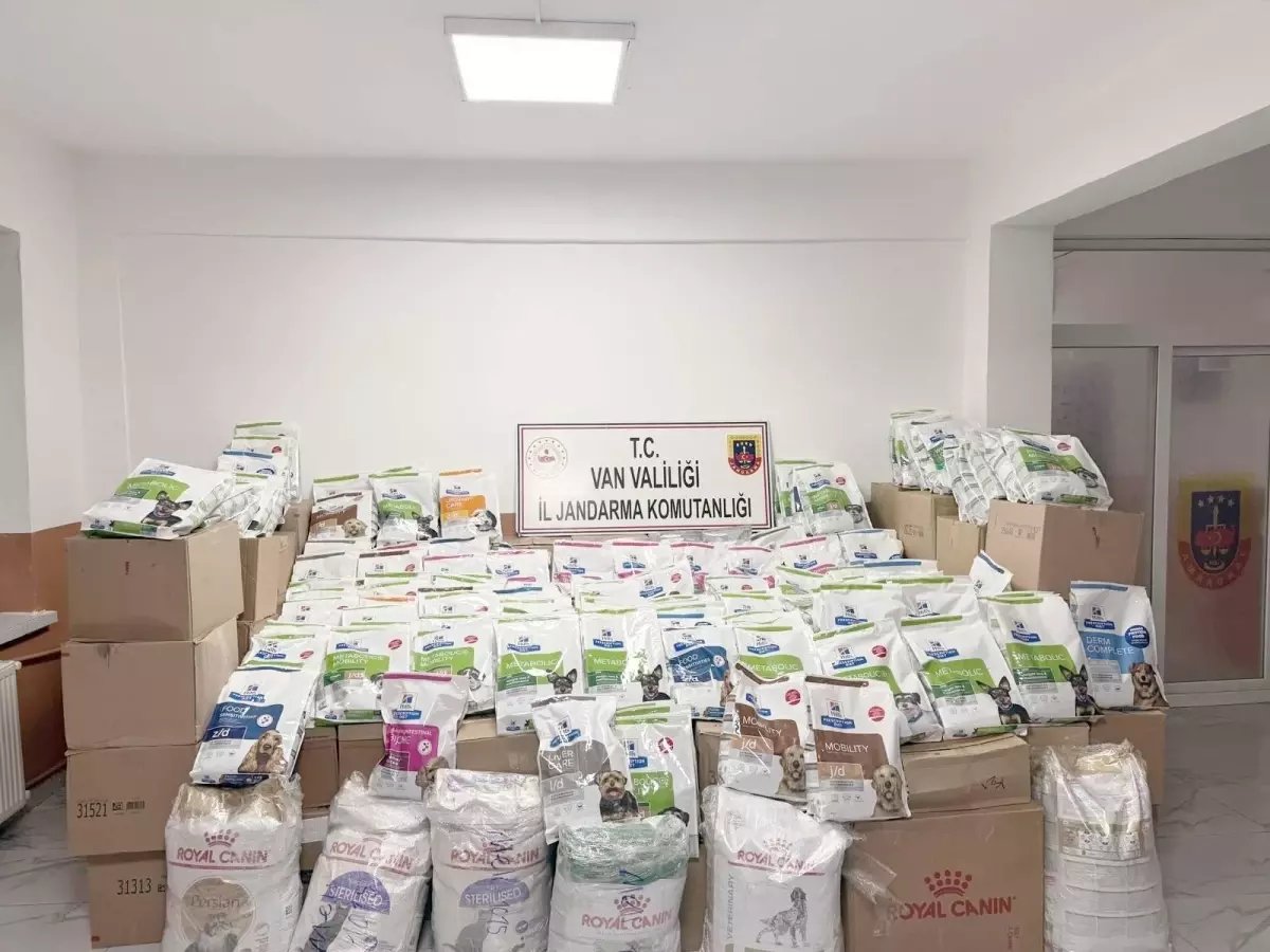 Başkale'de Yol Kontrolünde 2 Milyon TL Değerinde Kaçak Mal Ele Geçirildi