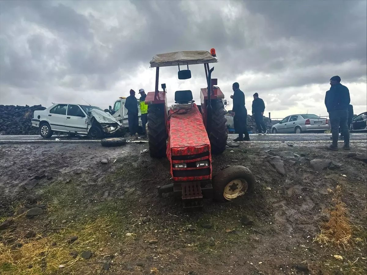 Siverek'te Otomobil-Traktör Çarpışması: 5 Yaralı