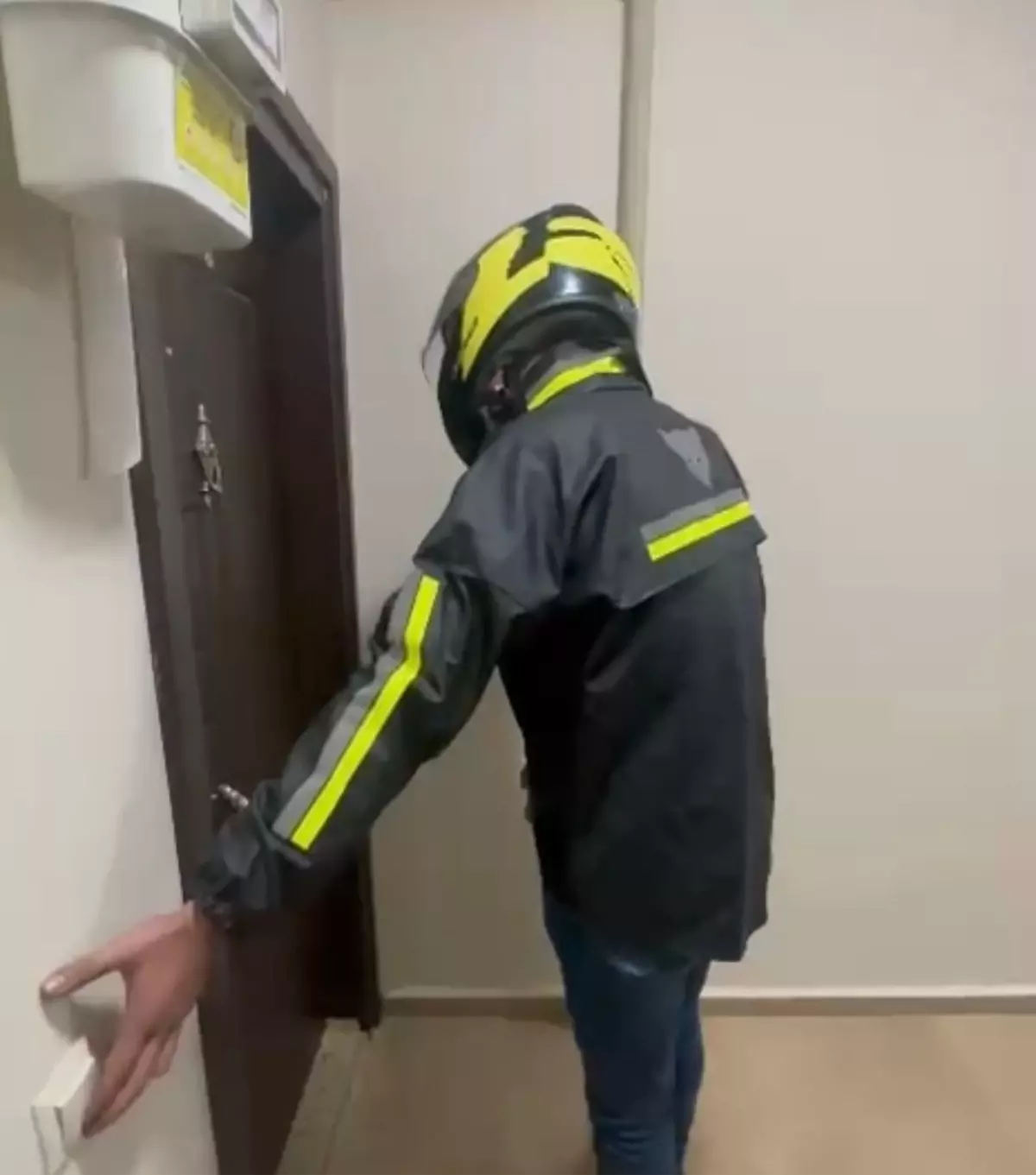 Dolandırıcı Kurye Kılığına Giren Polis Tarafından Yakalandı