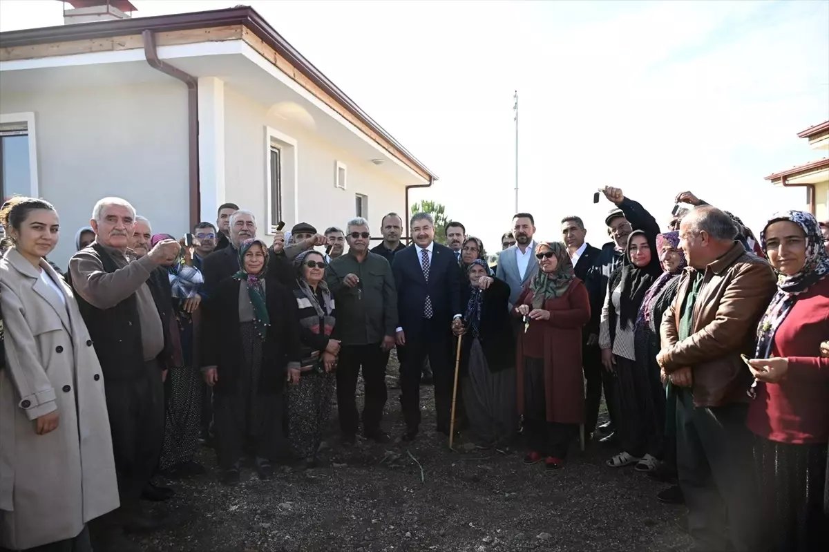 Düziçi'nde Depremzedelere 12 Köy Evi Teslim Edildi