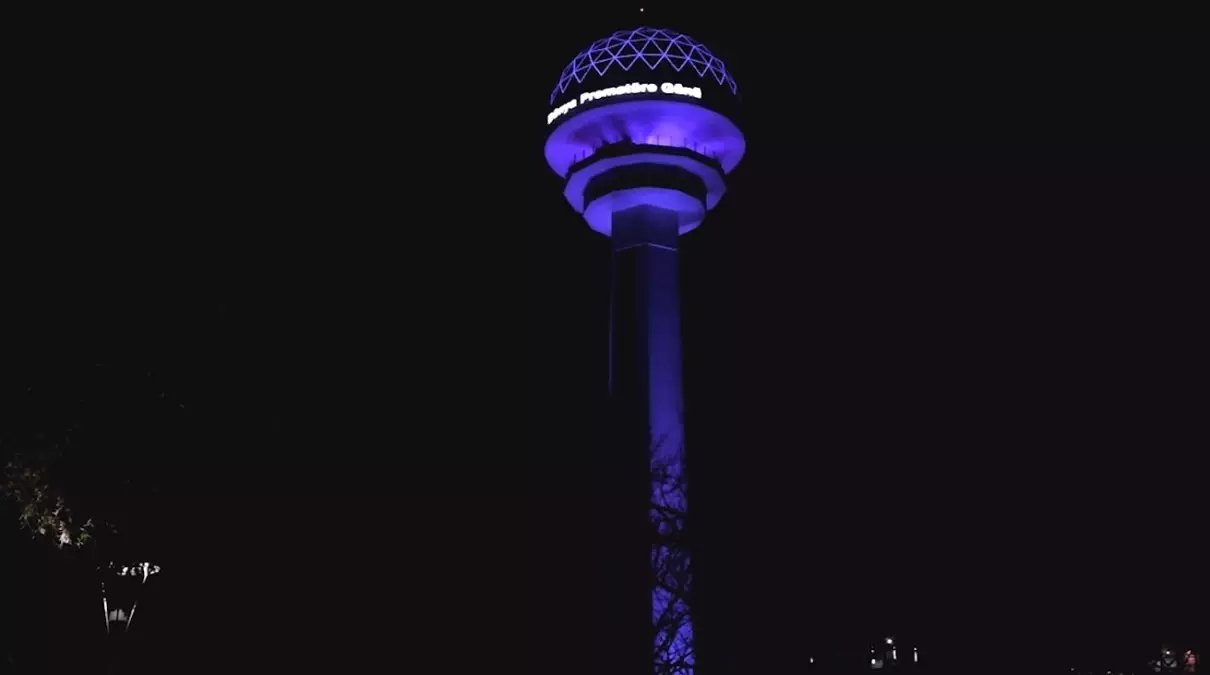 Dünya Prematüre Günü'nde Atakule ve Sağlık Bakanlığı Mor Işıkla Aydınlatıldı