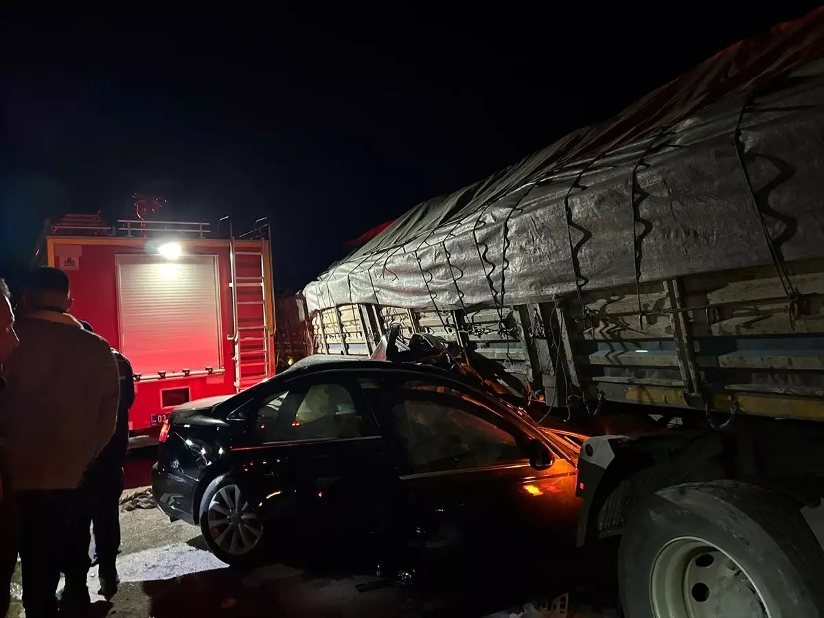 Afyonkarahisar'da Tır-Otomobil Çarpışması: İki Kişi Hayatını Kaybetti