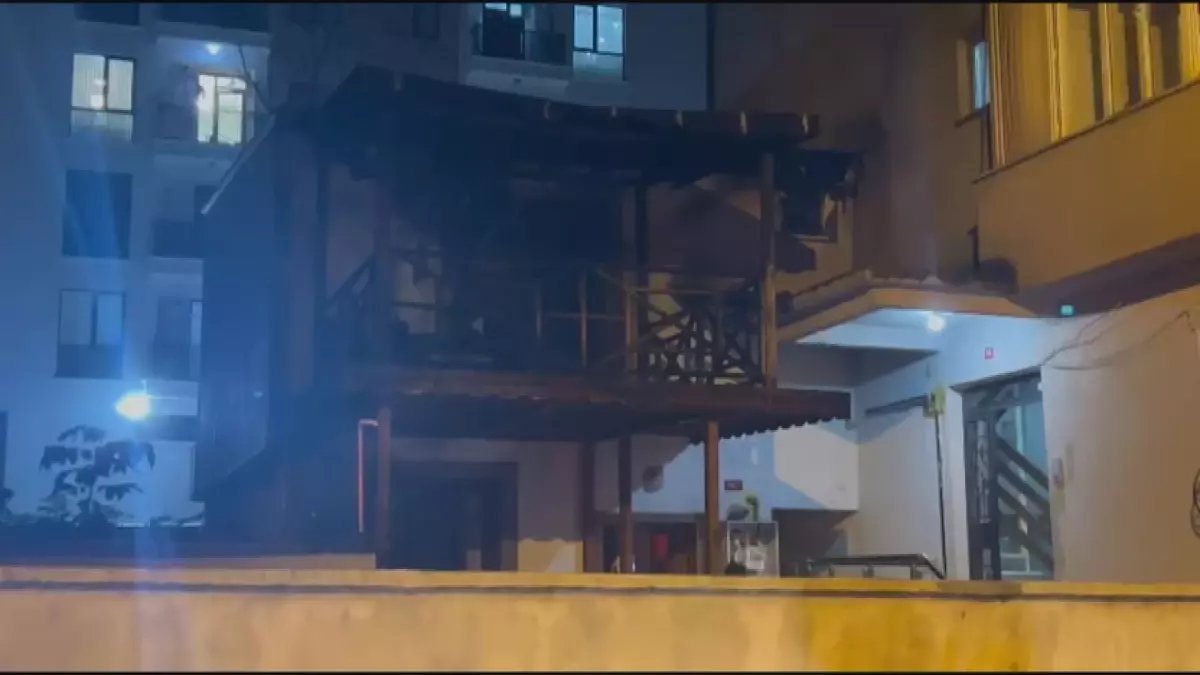 Sultanbeyli'de 2 Katlı Evde Yangın Çıktı