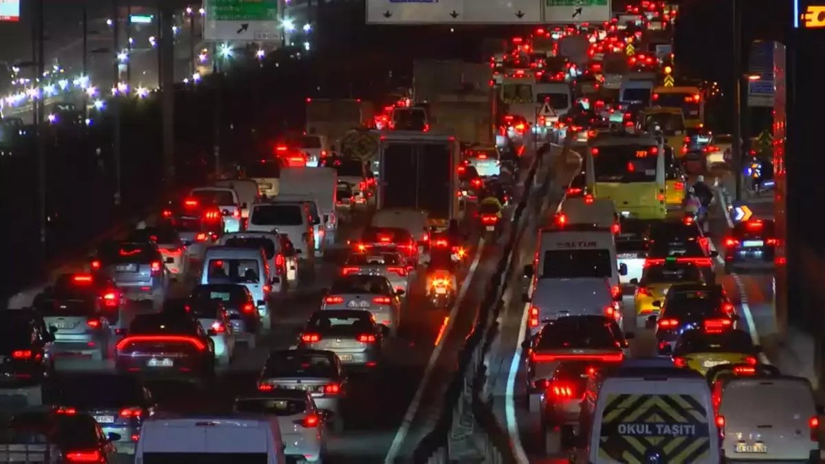 İstanbul'da Trafik Yoğunluğu Yüzde 87'ye Ulaştı
