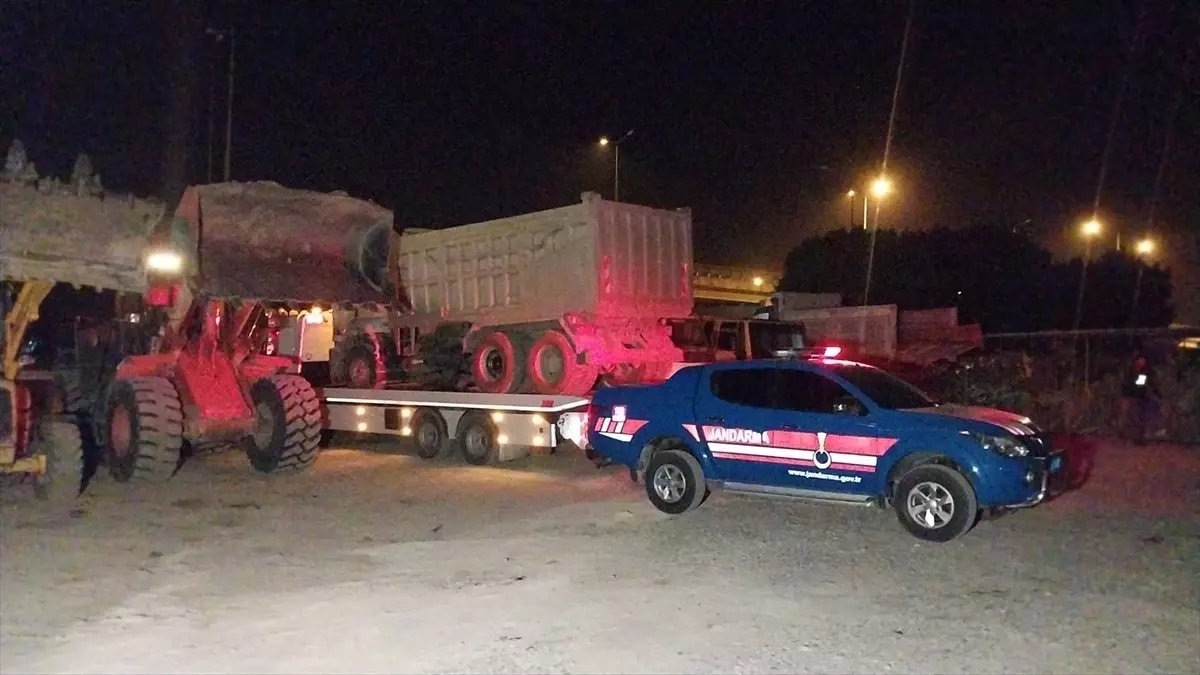 Manavgat'ta Kum Çalma Operasyonu: 3 Şüpheli Gözaltında, 1 Tutuklandı