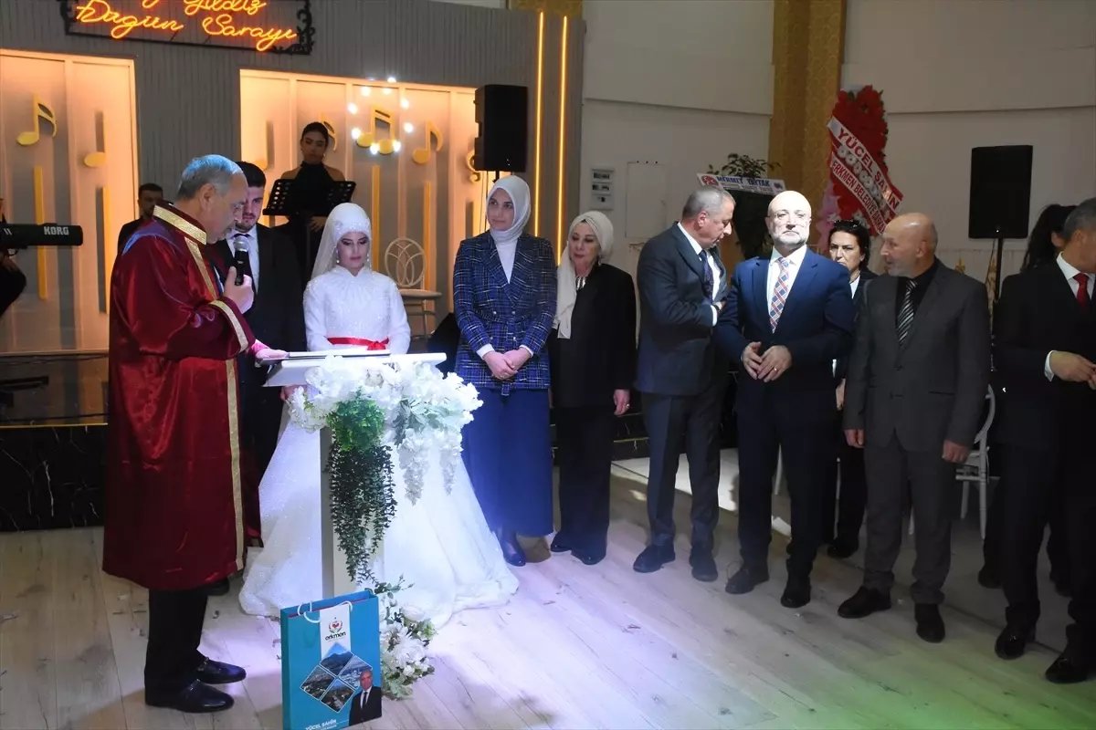 Afyonkarahisar Valisi Yiğitbaşı, nikah şahitliği yaptı