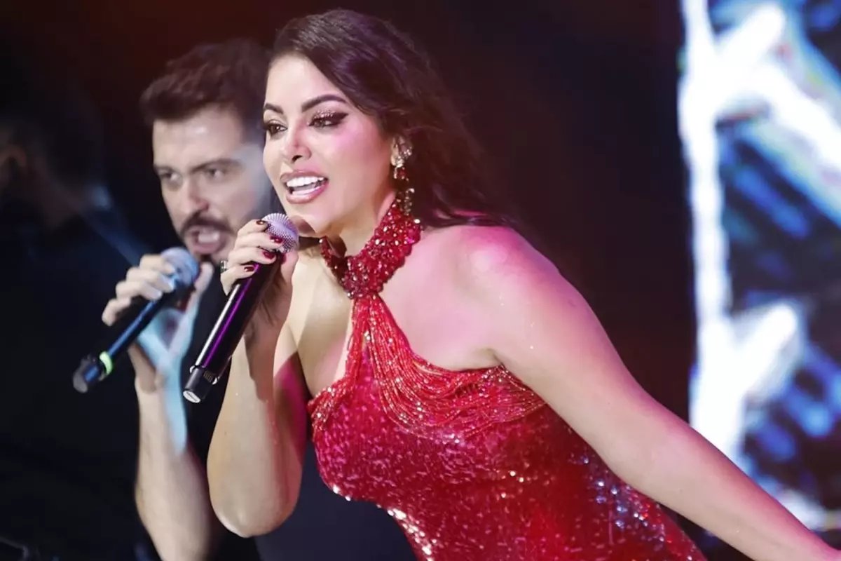 Mahmut Tuncer'den sonra şimdi de Zara! Hayatını o yakışıklı oyuncunun oynamasını istedi