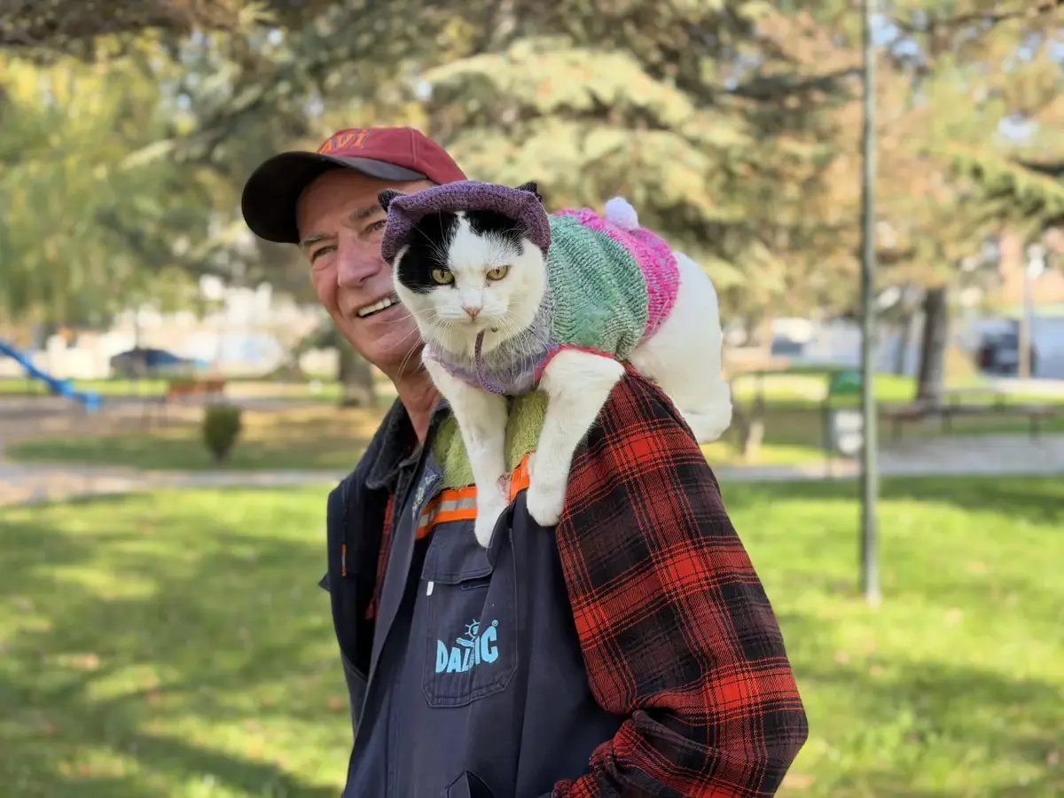 Kedisiyle 65 Şehir Gezen Emekli Adamın Selanik Hayali