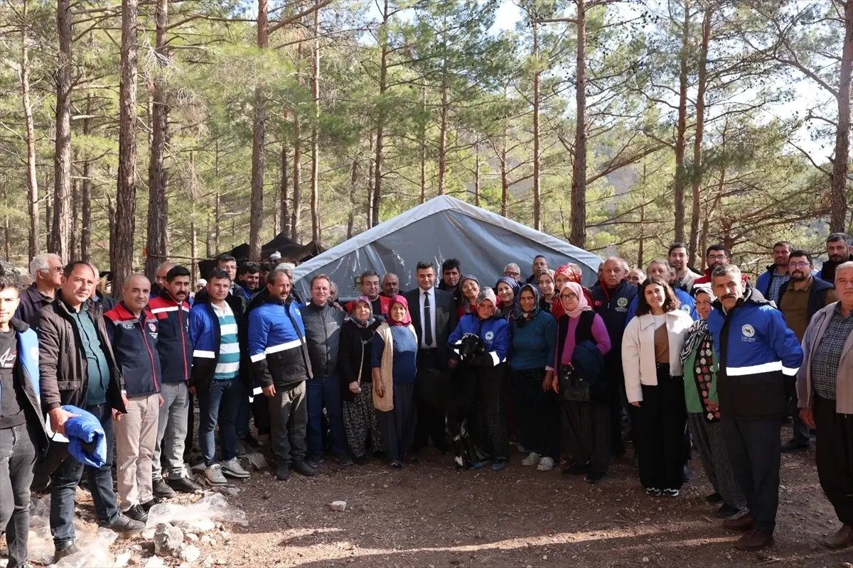 Gülnar Belediyesinden Sarıkeçili Yörüklere Mont Yardımı