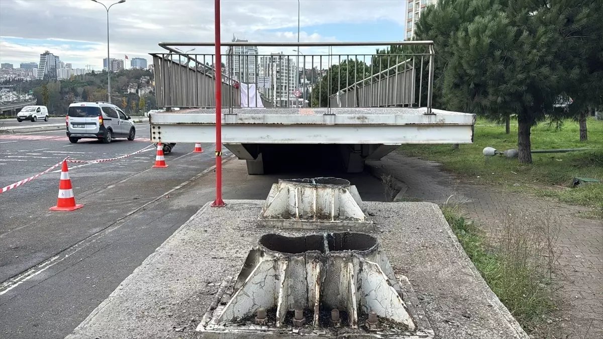 Avcılar'da Vincin Çarpması Sonucu Üst Geçit Söküldü