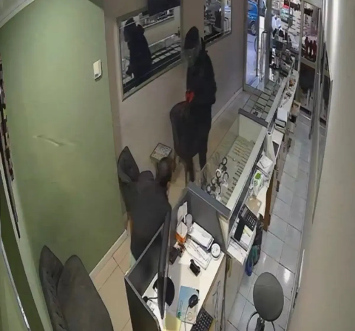 Kuyumcu Dükkanında Tabancalı Soygun: Güvenlik Kamerasına Yansıdı