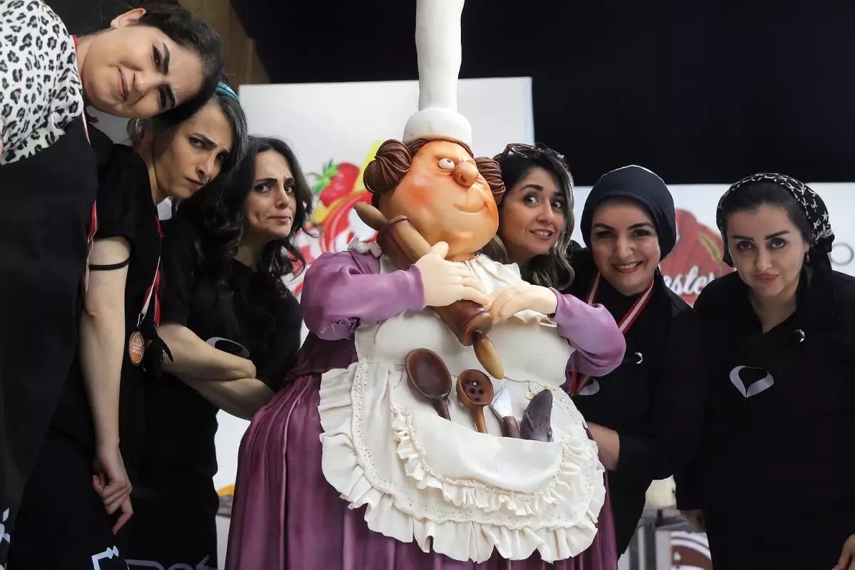 İranlı Sanatçı Sara Yousefi, Şeker Hamurundan Heykelleriyle Dikkat Çekiyor