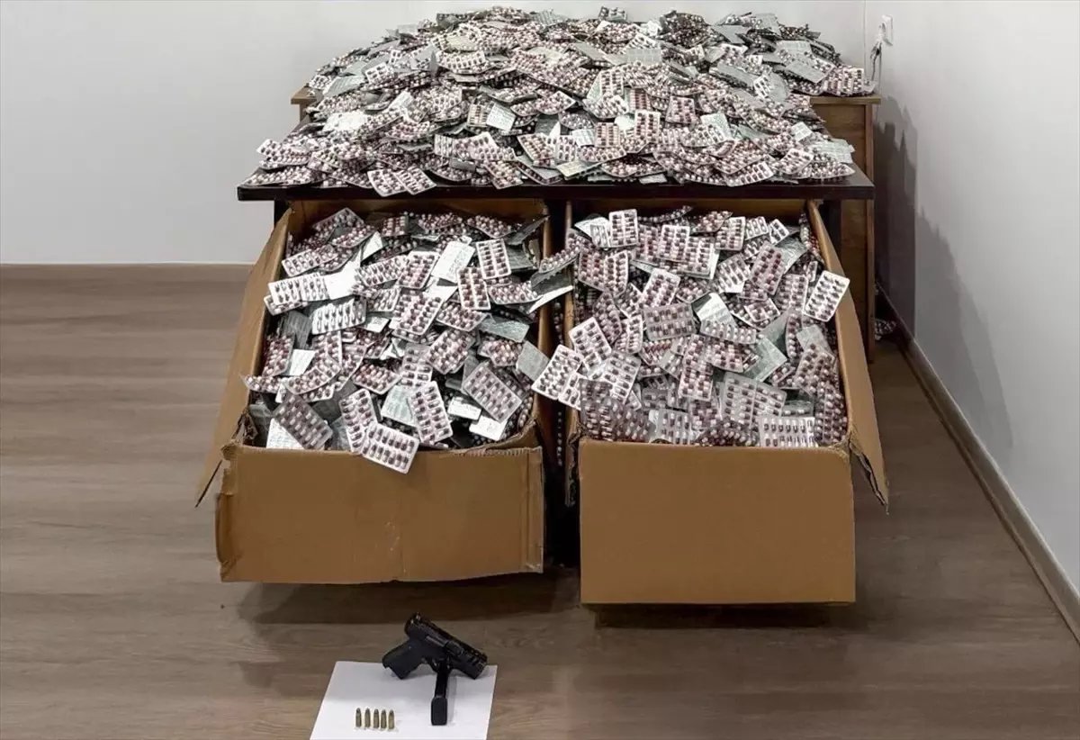 Mersin'de Uyuşturucu Operasyonu: 448 Bin Hap Ele Geçirildi