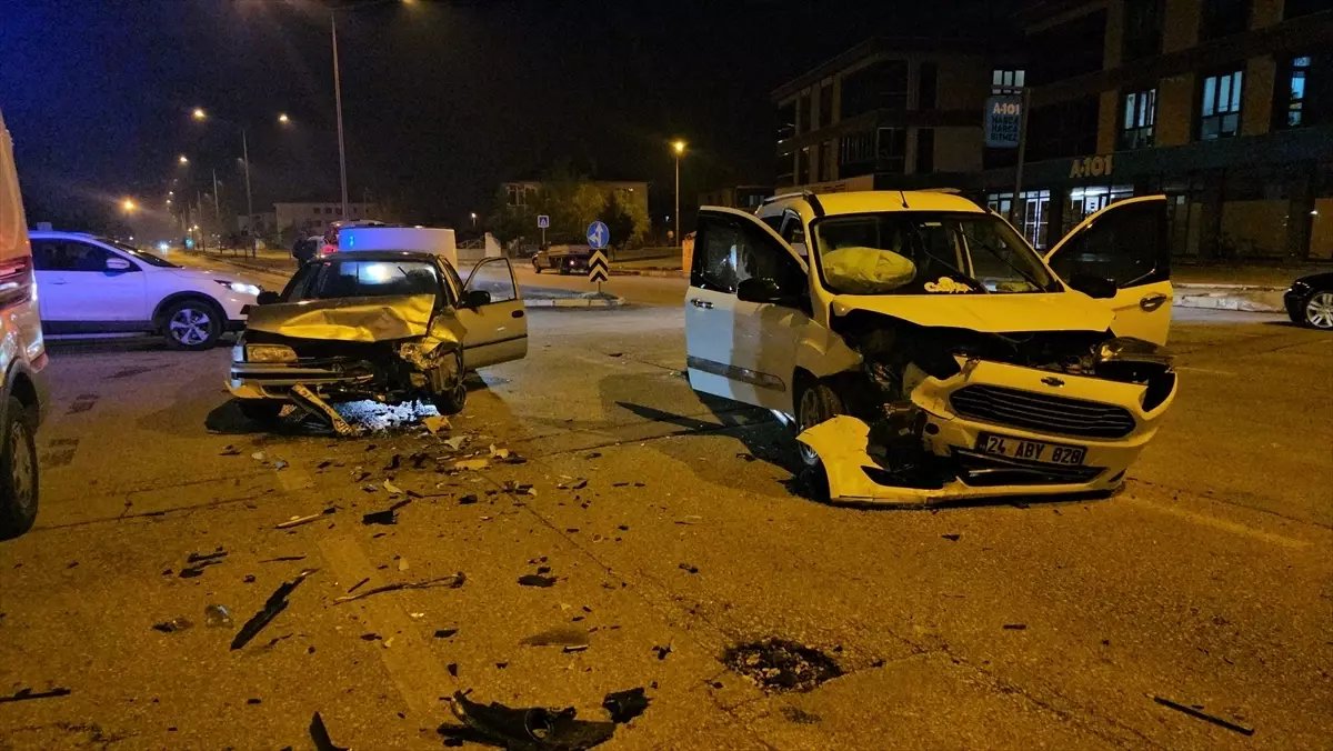 Erzincan'da Trafik Kazası: 4 Yaralı